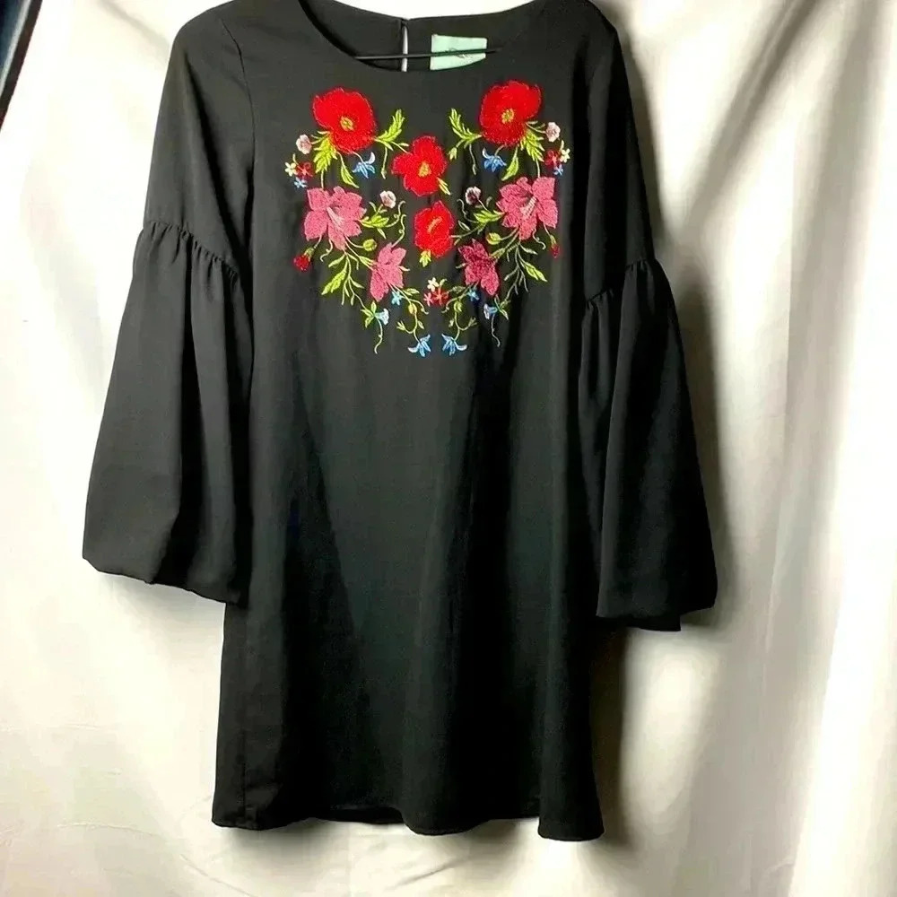 SKIES ARE BLUE WO SIZE 6 BLACK DRESS FLORAL EMBROIDERED HEART DESIGN BELL SLEEVE